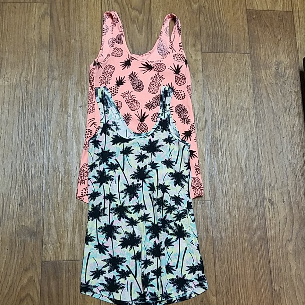 2 Tank Tops M/L